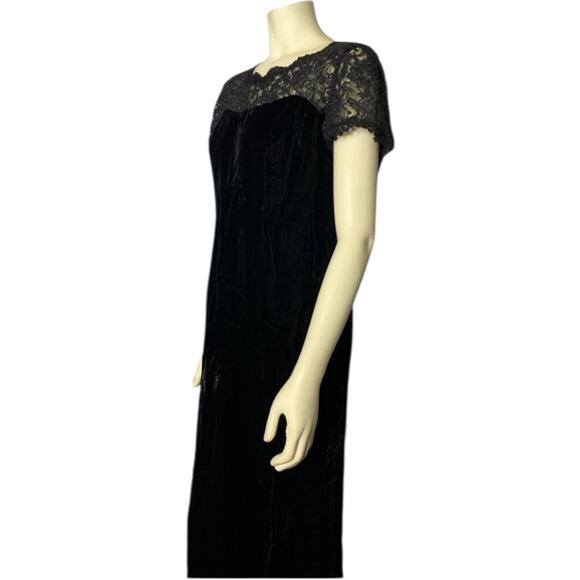 1960s Black Velvet Cocktail Dress with Lace Illusion Neckline – Unbranded large - Picture 13 of 13